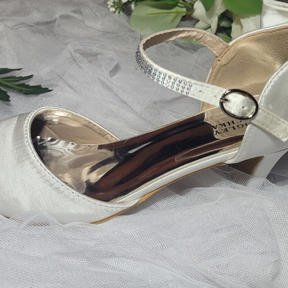 2/$30 BADGLEY & MISCHKA KIDS SHOES SIZE 4 Worn once... - Picture 14 of 15